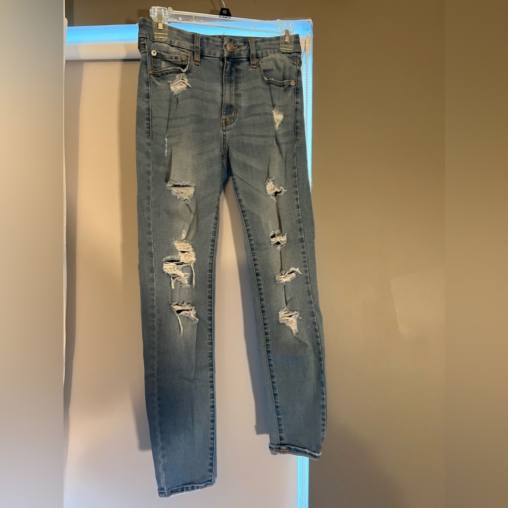 Curvy skinny jeans with rips